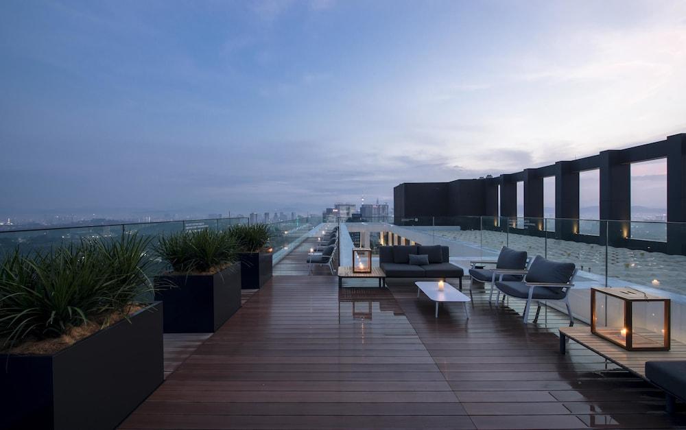 Hotel Alila Bangsar Kuala Lumpur Esterno foto The rooftop bar at the hotel